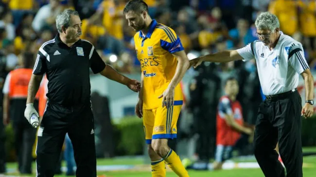 Momento en que Gignac abandona el Clásico Regio