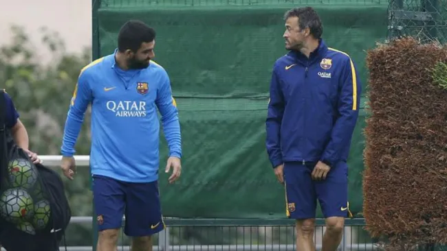 Arda Turan con Luis Enrique en un entrenamiento