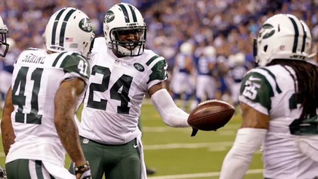 Jugadores de los Jets festejan una anotación