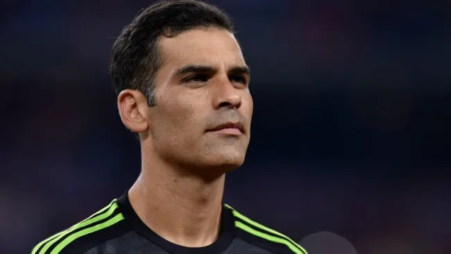 Márquez escucha el himno nacional