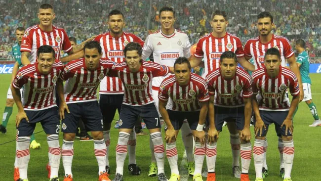 Jugadores de Chivas posan para la cámara antes de un partido
