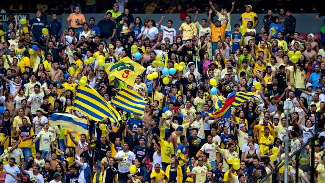 Afición del América apoya a su equipo durante un partido