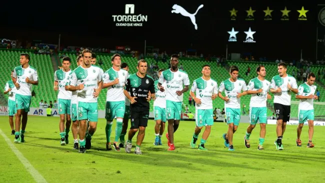 Santos Laguna en un calentamiento previo a un juego