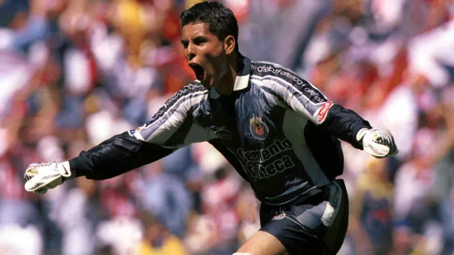 Oswaldo celebra en partido de Chivas