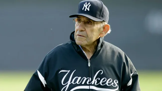 Berra observa un entrenamiento de los Yankees