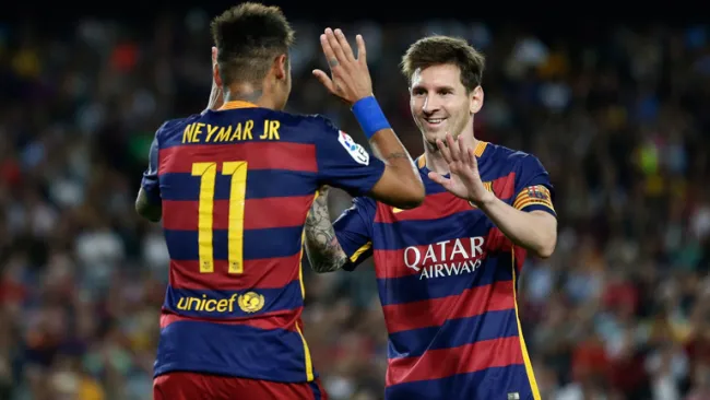 Leo Messi celebra un gol con Neymar