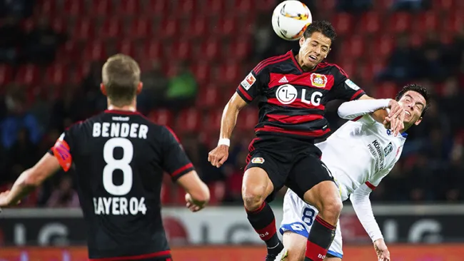 Chicharito busca el balón por arriba