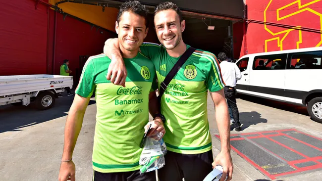 Chicharito y Layún en una concentración con el Tri
