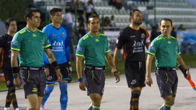 Jugadores de Alebrijes salen al terreno de juego