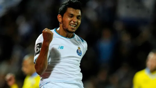 Jesús Corona festeja un gol con Porto