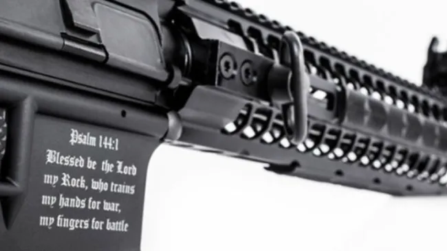 El rifle lleva inscrito un salmo de la biblia