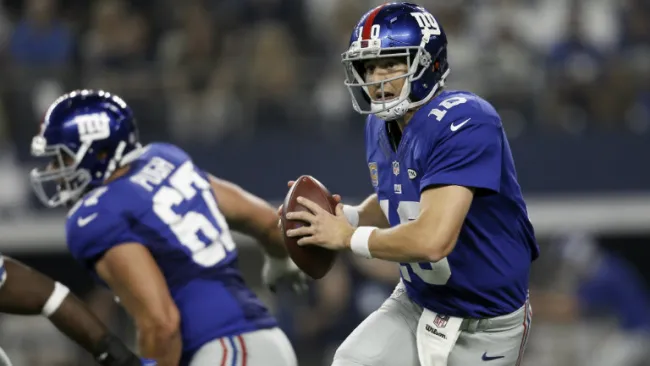 Eli Manning buscando librar una captura