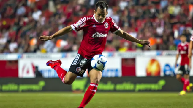 Rodrigo Salinas a punto de rematar el balón