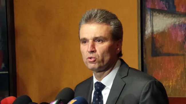 Néstor de la Torre atiende a los medios