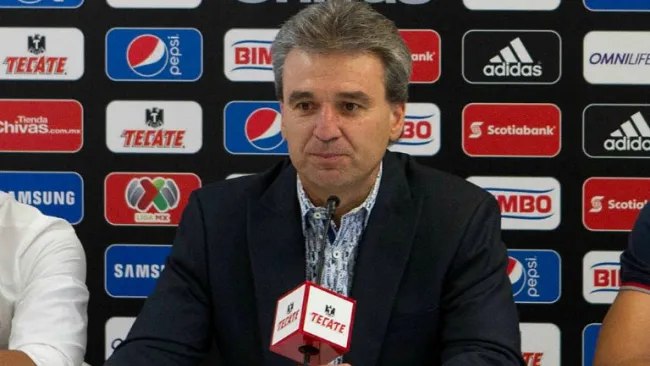 Néstor de la Torre en conferencia de prensa