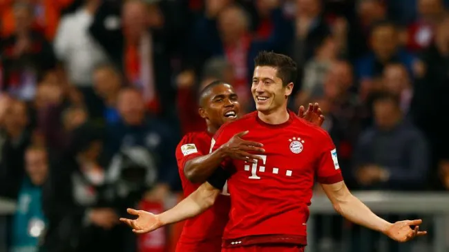 Lewandoski celebra uno de sus cinco goles frente al Wolfsburgo