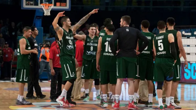 El Tri de basquetbol conversa durante un tiempo fuera 