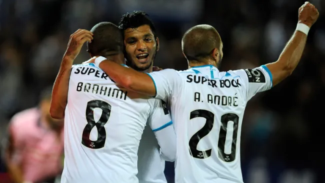 Corona festeja gol con sus compañeros