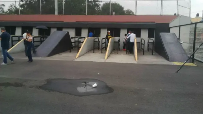 Aficionados compran boletos en las taquillas del Azteca