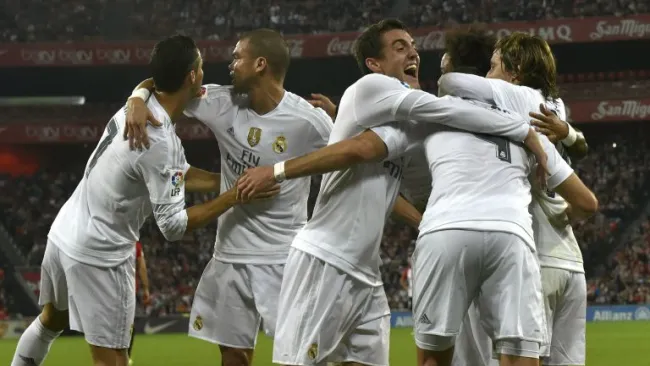 Los Merengues se abrazan tras conseguir un gol