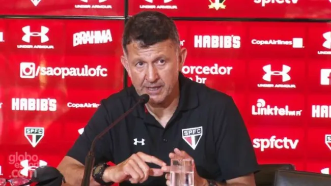 Juan Carlos Osorio en una conferencia de prensa con Sao Paulo