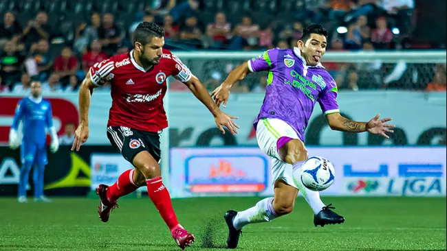 Gandolfi y Romero disputan el esférico