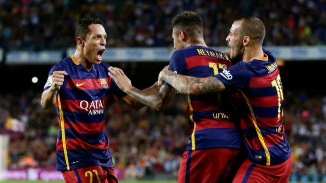 Neymar festeja un gol con sus compañeros