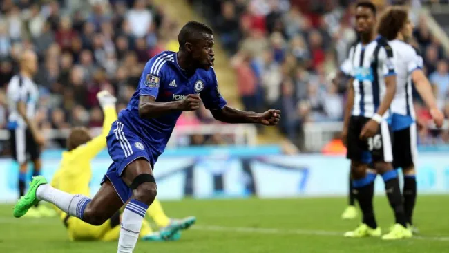 Ramires festeja su anotación contra el Newcastle United 