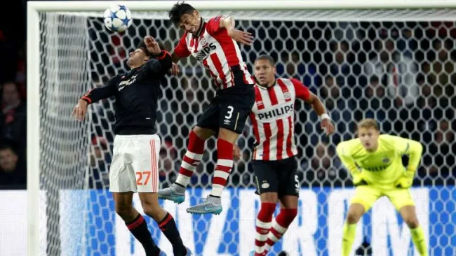 Héctor Moreno en un partido con el PSV Eindhoven 