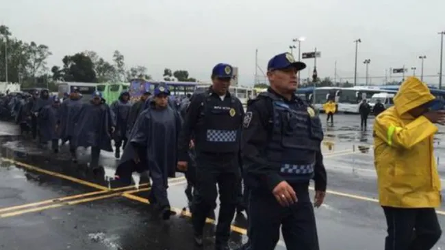 Los policías formados afuera del estadio Azteca 