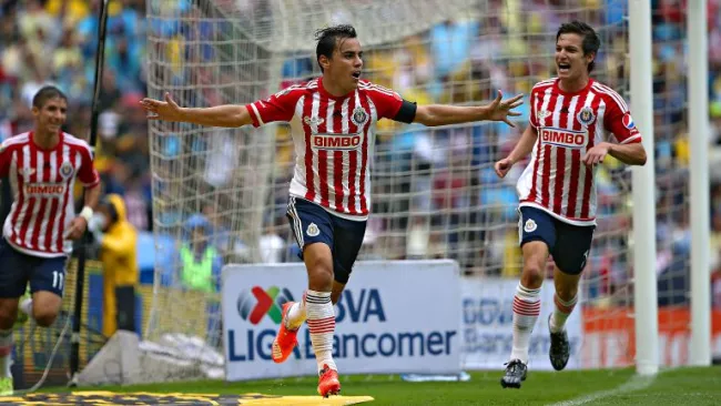 Bravo festeja uno de sus goles en el Clásico
