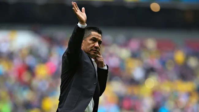 Nacho Ambriz saluda a la tribuna en el Azteca