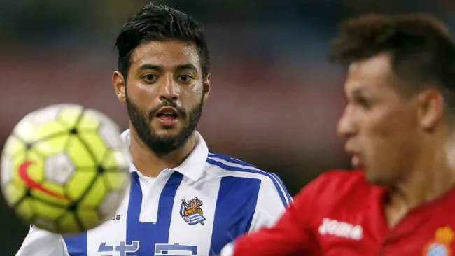 Carlos Vela disputa un balón