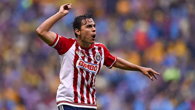Bravo festeja un gol en el Azteca