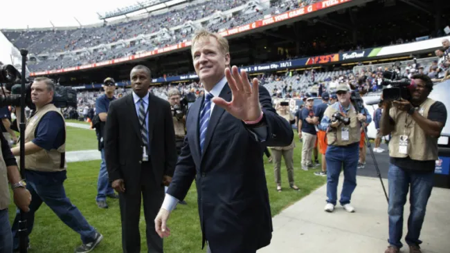 Roger Goodell, en un partido de Chicago