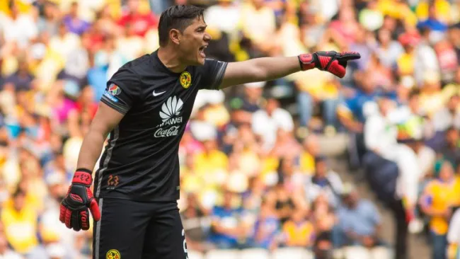 Moisés Muñoz da indicaciones en juego de América