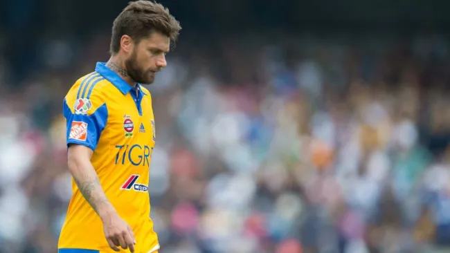 Momento en que Sobis sale del campo de CU expulsado