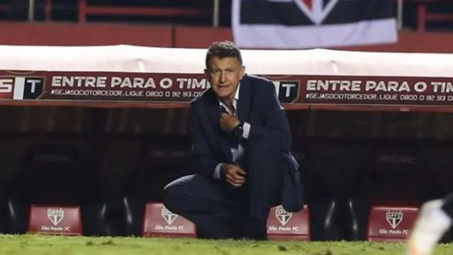 Osorio observa un partido desde la banca