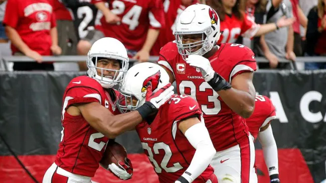 Jugadores de Arizona festejan el triunfo