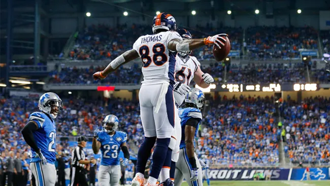 Jugadores de Denver festejan un touchdown