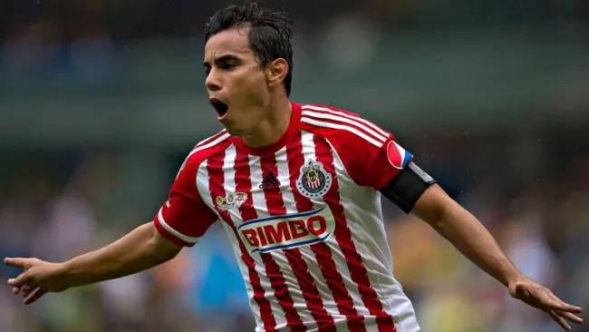 Omar Bravo celebra un gol contra América