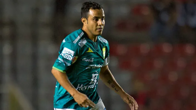 Luis Montes conduce el balón 