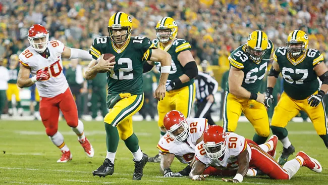 Rodgers corre para quitarse la marca de dos jugadores de Kansas City