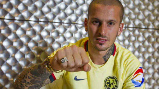 Benedetto posa para la cámara de RÉCORD