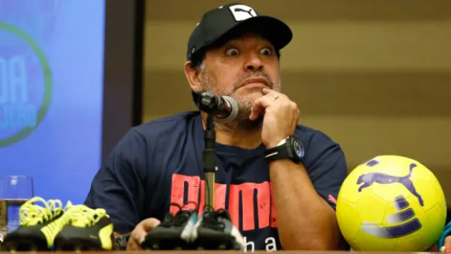 Maradona durante una conferencia de prensa