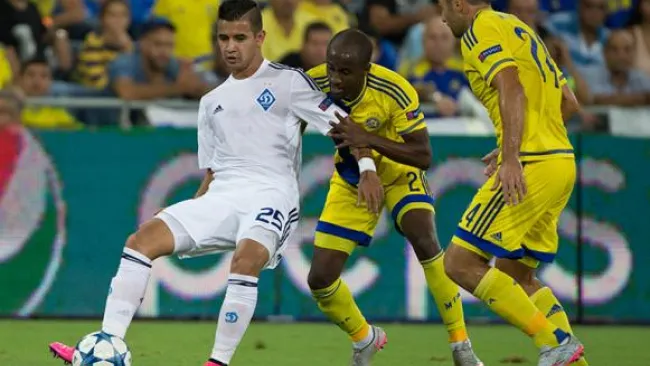 Derlis González conduce el esférico