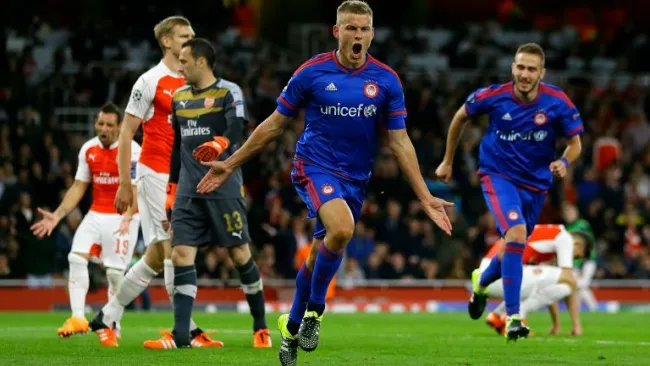 Finnbogason celebra su anotación contra el Arsenal