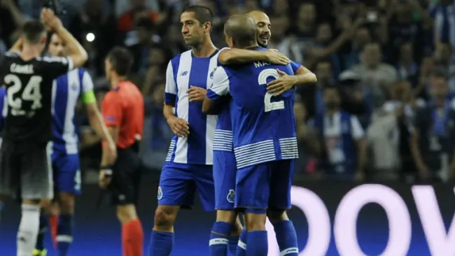Jugadores del Porto festejan victoria contra Chelsea