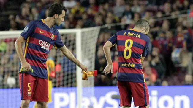 Andrés Iniesta le entrega el gafete de capitán a Busquets tras lesionarse