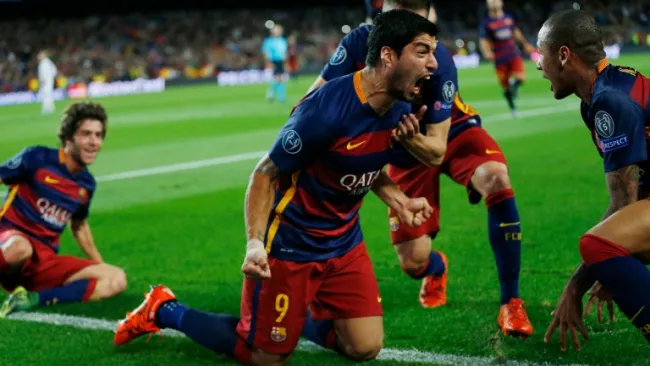 Luis Suárez festeja gol con sus compañeros 